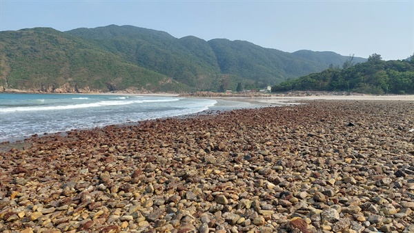 在西貢西灣，位處沙灘一方的礫石灘