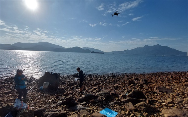 研究團隊在利用無人機測量礫石覆蓋率