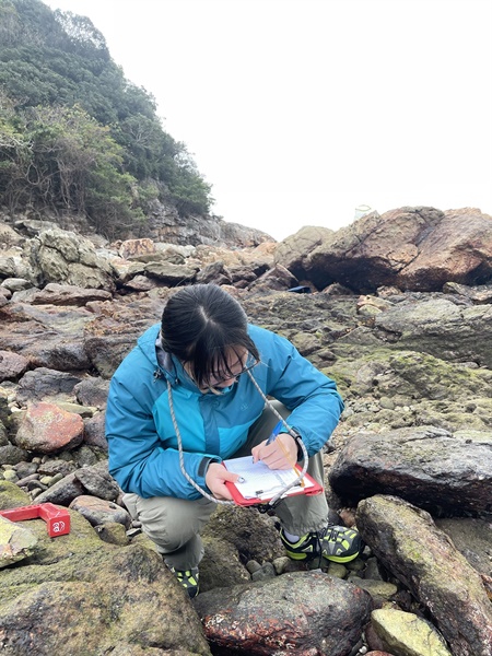 研究團隊正在進行生物多樣性調查