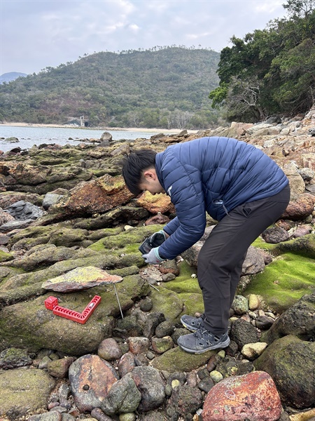 研究團隊正以攝影測量法測量石底下的三維空間