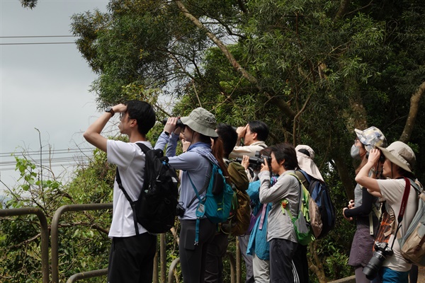 任何背景的人士均可成為公民科學家，一同為全球生物多樣性資料庫而努力！ 